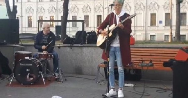 Олим Ширинов дал мастер-класс уличным музыкантам на Арбате
