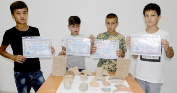 Таджикские дети и школьник из Санкт-Петербурга нашли исторические артефакты