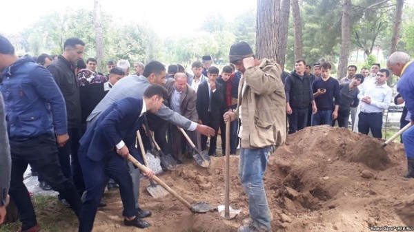 Мумин Каноат похоронен на кладбище в Лучобе рядом с Бозором Собиром
