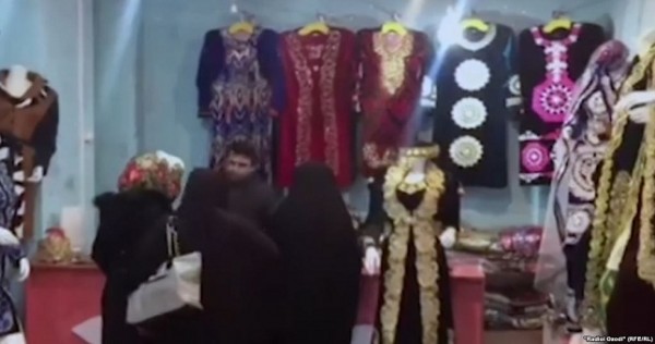 Таджикские платья из чакана и адраса добрались до Кабула