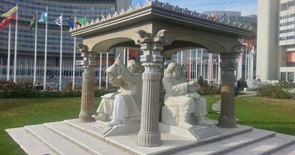 Перед зданием ООН в Вене установлен памятник великим таджикским ученым