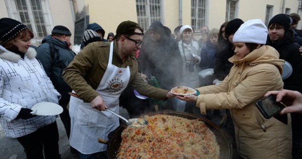 Таджики и узбеки выяснили в Москве, чей плов вкуснее