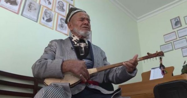 "Дутар всегда со мной": как живет последний исполнитель народного эпоса в Таджикистане