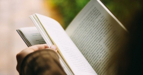 В Южной Корее издана книга таджикской писательницы о героизме Темурмалика