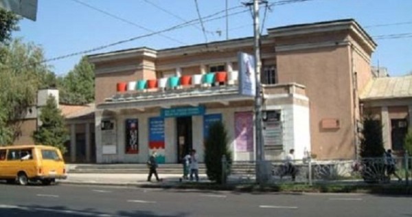 Ярославские артисты на сцене таджикского театра