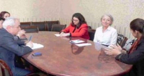 Таджикскую женскую национальную одежду презентуют во Франции