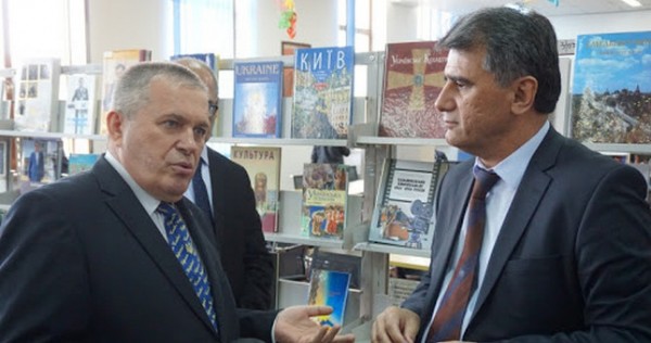 Украина вручила партию книг Национальной библиотеке Таджикистана