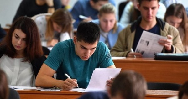 Давлатзода выступил против отчисления студентов из вузов за неуплату учебы