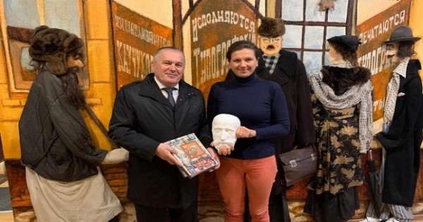 Посмертная маска Садриддина Айни пополнила фонд Музея одной из улиц в Киеве