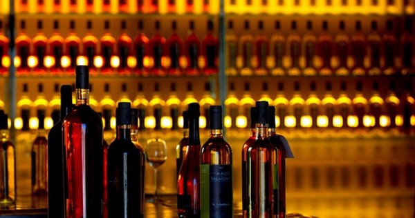 В Узбекистане алкоголь и сигареты разрешили продавать ближе к школам и мечетям