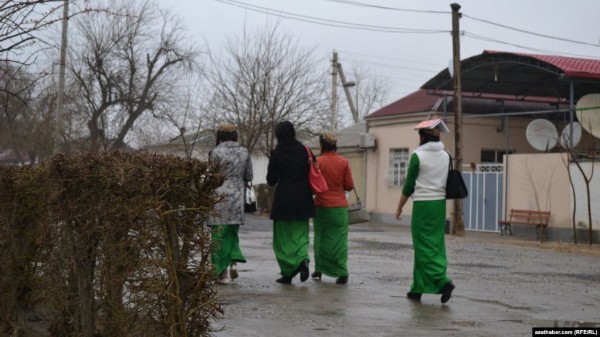 На юге Туркменистана школьницы подрабатывают официантками в кафе