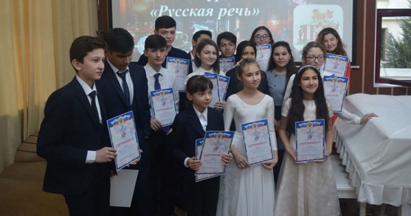 Таджикские школьники декламировали Пушкина и Пастернака на конкурсе "Русская речь"