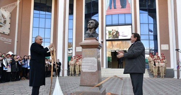 В центре Душанбе открыли памятник Александру Пушкину