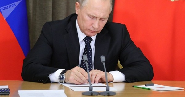 Путин упростил получение гражданства России для мигрантов