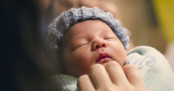 В Казахстане женщина родила двоих детей с разницей в 2 месяца