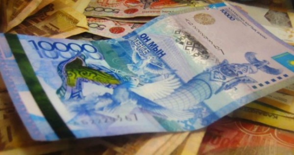 В KASE объяснили удешевление тенге и назвали позитивные факторы на будущее