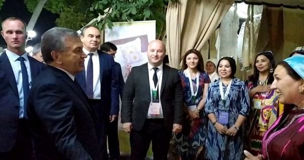 Президент Узбекистана высоко оценил продукцию таджикского бренда «LA’AL Textiles»