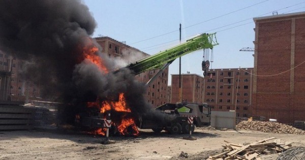 В Ташкенте водитель автокрана погиб от удара током, задев линии электропередач