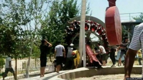 В Узбекистане аттракцион с людьми развалился во время движения