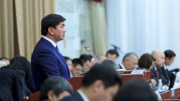 В парламенте Кыргызстана раскритиковали премьера за отговорки