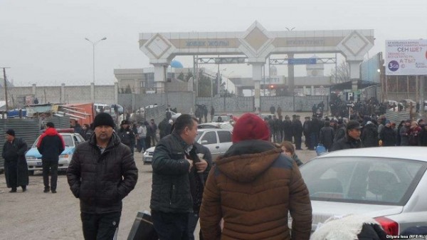 На границе Казахстана и Узбекистана наблюдается скопление грузовых автомашин