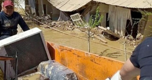 Жители туркменского городка провели ночь на улице из-за наводнения
