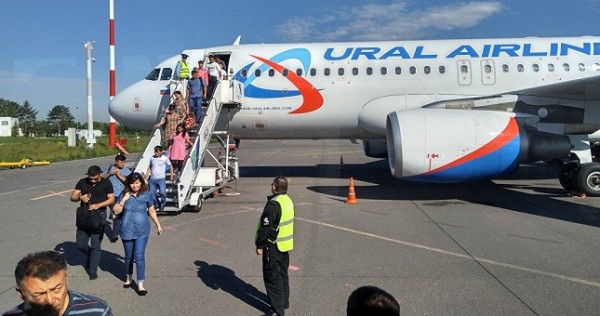 Самолет "Уральских авиалиний" экстренно сел в Баку из-за информации о бомбе