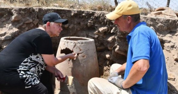 Таджикские археологи нашли в Хулбуке водоочиститель времен Саманидов