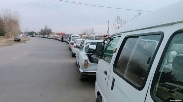 В Ферганской долине Узбекистана очереди автомобилей на заправках растянулись на 5 километров