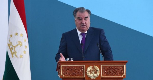 Рахмон поздравил учащихся с Днем знаний