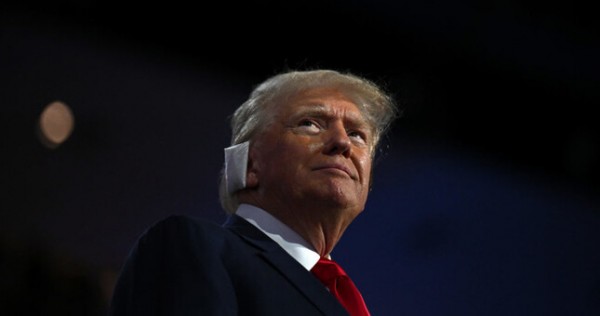 Дональд Трамп впервые появился на публике после покушения