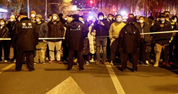 Полиция в Китае приступила к задержаниям прохожих из-за продолжающихся протестов
