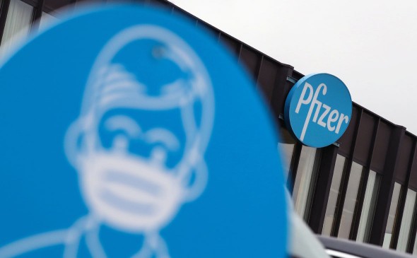 Pfizer заявила об эффективности нового препарата против COVID в таблетках