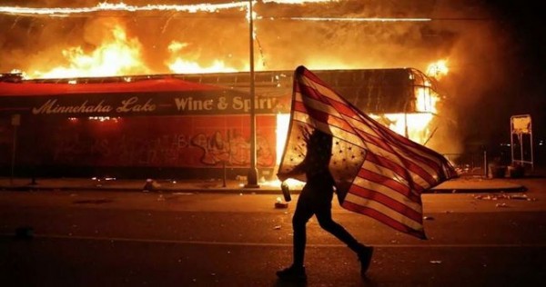 Трамп против Байдена: США приготовились к анархии и насилию