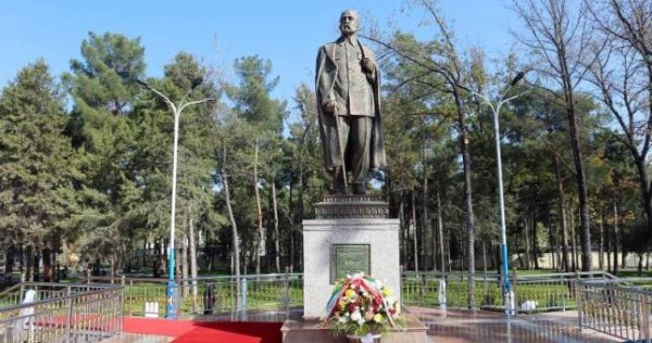 В Бустоне реконструировали парк и установили памятник Садриддину Айни