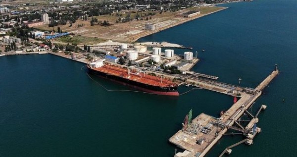 «Сомнительная сделка». Что стоит за поставками американской нефти на Украину