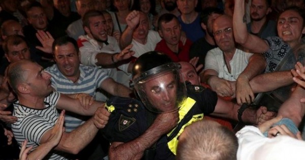 Протестующие в Тбилиси разгромили офис правящей партии