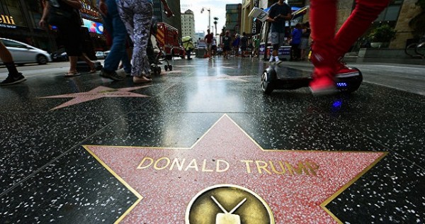 Звезду Трампа на голливудской "Аллее славы" разбили киркой