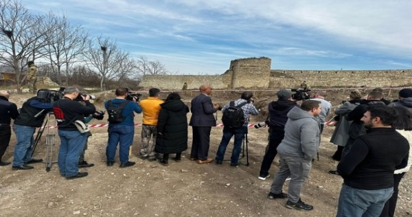В освобожденном от оккупации Ходжалинском районе Азербайджана обнаружено массовое захоронение