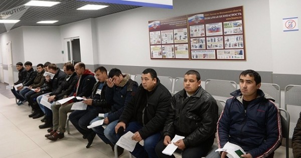 В Госдуме предложили сажать на 10 лет за поддельные справки для мигрантов