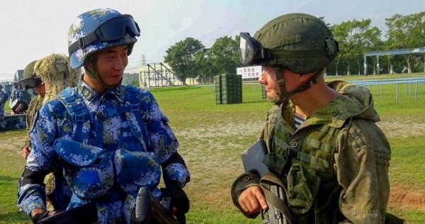 Россия и Китай: красные флаги военного союза