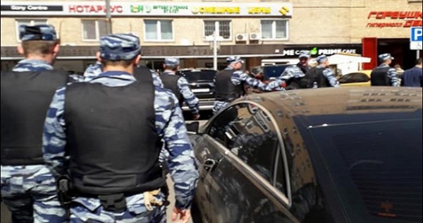 Полицейские провели облаву на мигрантов на рынке «Горбушка» в Москве