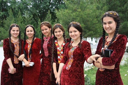 В Туркменистане женщинам запретили красить ногти и осветлять волосы