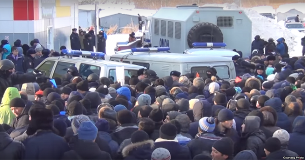 «Меня пять раз током били». Как в Томске разгоняли толпу выходцев из Средней Азии