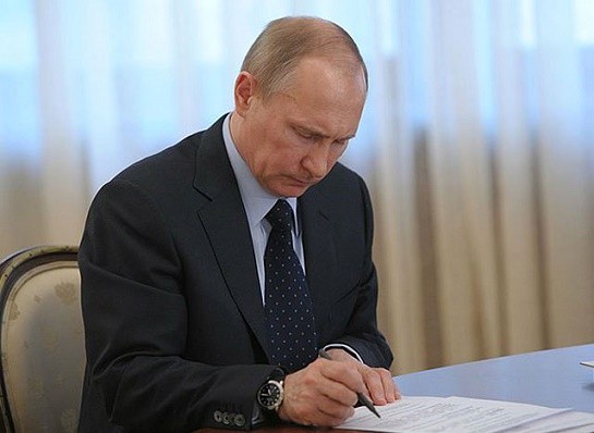 Путин подписал первый указ о получении гражданства при принесении присяги