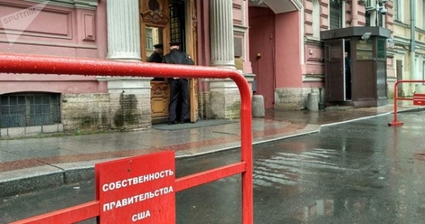Здание генконсульства США в Петербурге облили краской из авто таджика