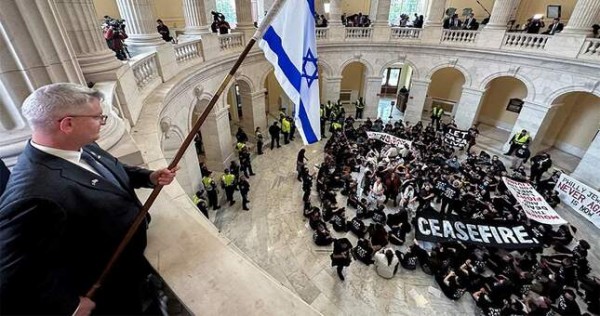 В США участники пропалестинской акции ворвались в Капитолий, задержаны 60 человек
