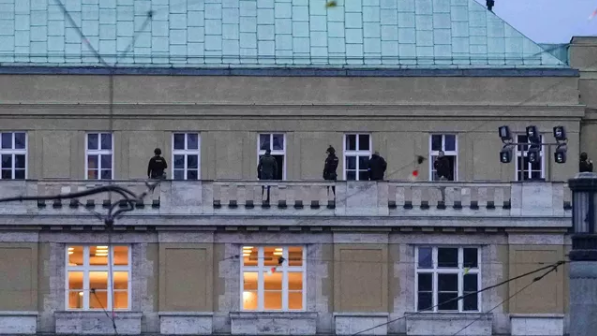 В Чехии объявили день траура из-за гибели 14 человек при стрельбе в Праге