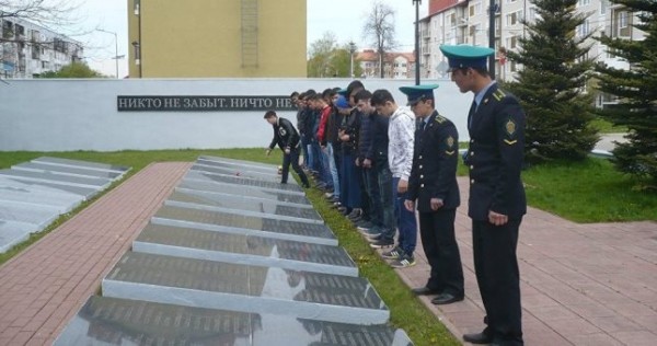 Таджики провели "Вахту памяти" на братской могиле в Калининграде