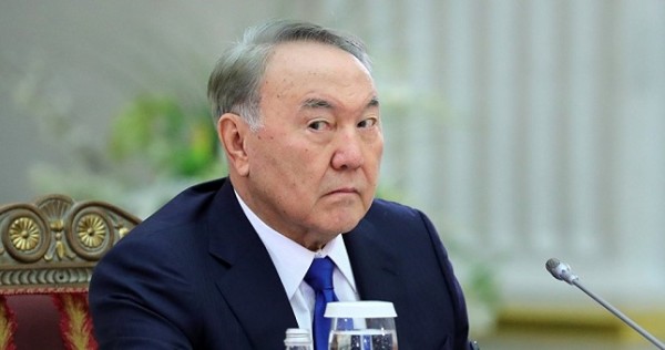 Брюки превращаются: Назарбаев хочет запретить подрезанные брюки